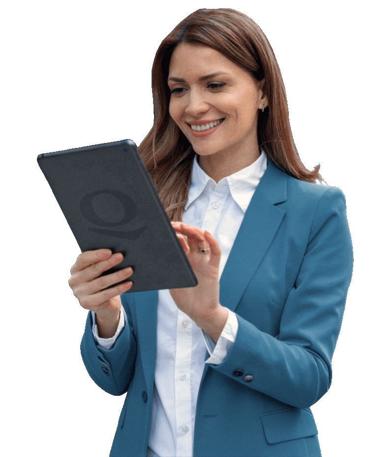Colaboradora de Quálitas consultando el manual en una tablet